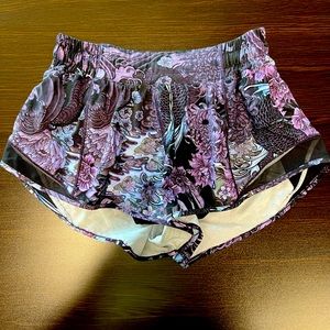 Lululemon Hotty Hot II Memoir Multi Purple/Black 2.5”